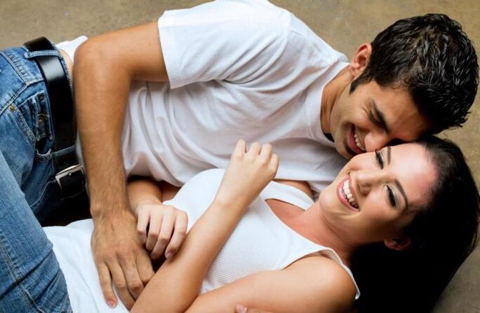 Ein Mann wird aufgeregt, wenn er ein Mädchen berührt