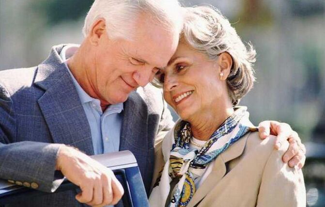 Frau und Mann über 60 Jahre alt mit erhöhter Potenz Foto 1