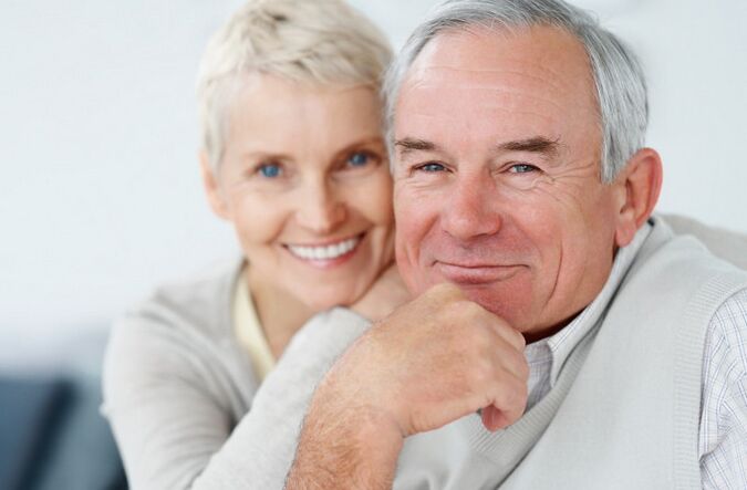Frau und Mann über 60 Jahre alt mit erhöhter Potenz Foto 2