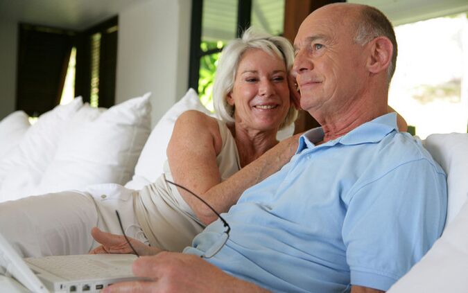 Frau und Mann über 60 Jahre alt mit erhöhter Potenz Foto 3